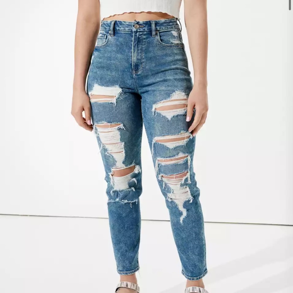Size 16 - American Eagle Stretch Ripped Curvy Mom Jean (Acid Wash)